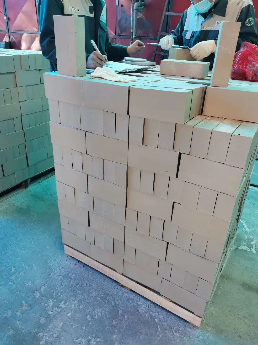 65厚耐酸磚今年處于一直是缺貨狀態(tài)，而且價格高，那么為什么會出現(xiàn)這種情況